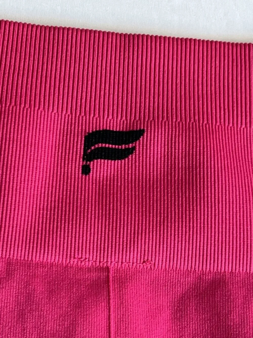 Fabletics Seamless Leggings Hot Pink Magenta Logo Waistband Capri Crop GUC‎ S/M